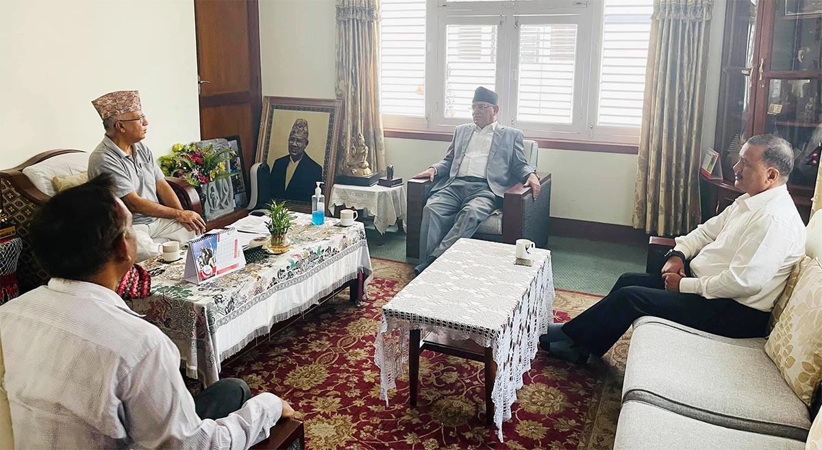 प्रचण्ड र विप्लवले एकसाथ भेटे माधव नेपाललाई